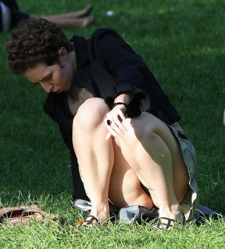 Девушки без трусов вид снизу