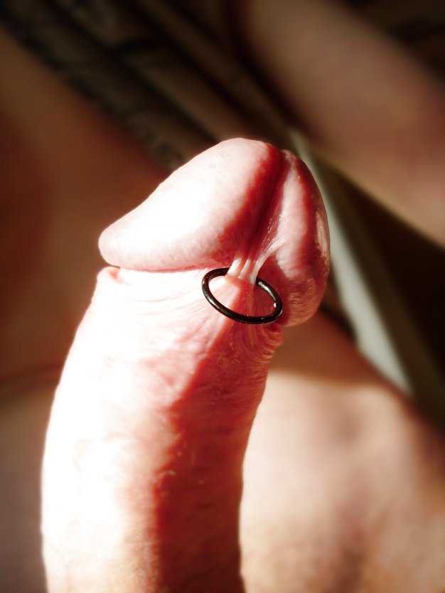 Разрезанный пенис с пирсингом