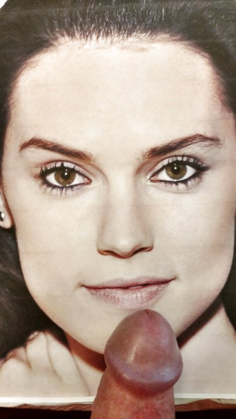 Голая Дейзи разбрасывает лепестки на пляже