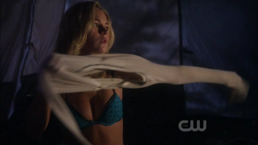 Голая Оливия Холт ножки