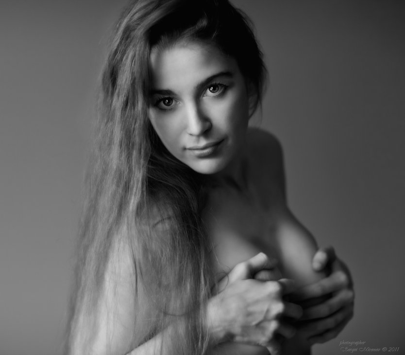 Певица Максим голая на диване