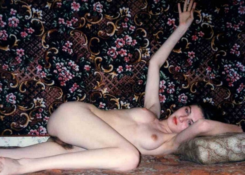 Голые девки на фоне ковра