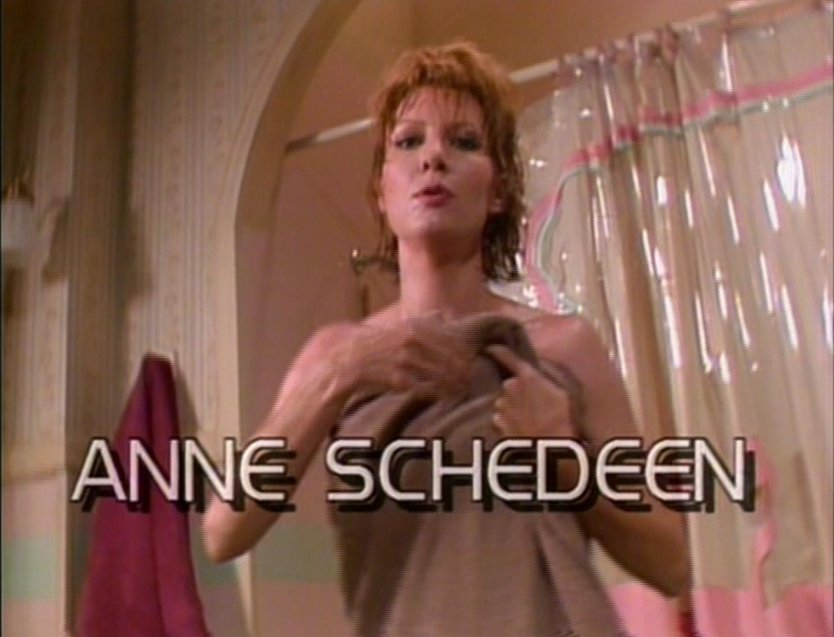 Anne Schedeen в купальнике