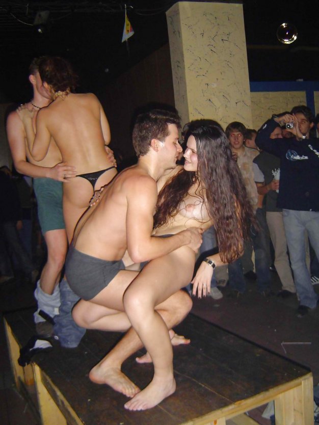 Эротические конкурсы в ночном клубе
