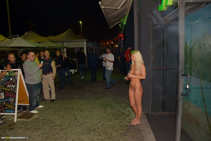 Пьяные голые девки на улице