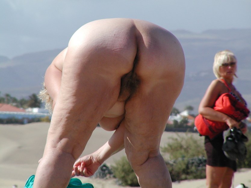 Попки голых старух на пляже