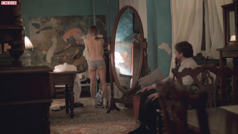 Красивая блондинка с лобком