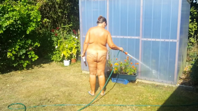 Зрелые бабы ебутся на природе