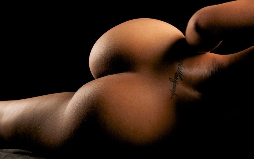 Красивые голые женские ягодицы