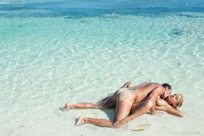 Красивая пара на пляже ню