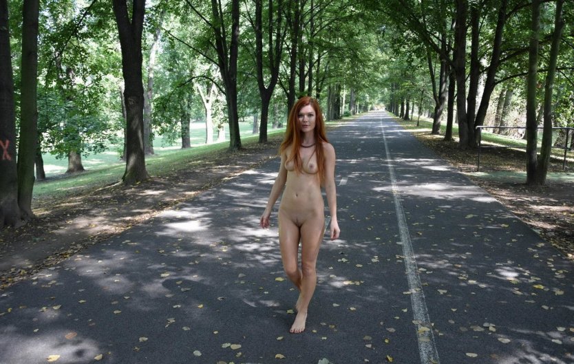Голая в спортивных шортах