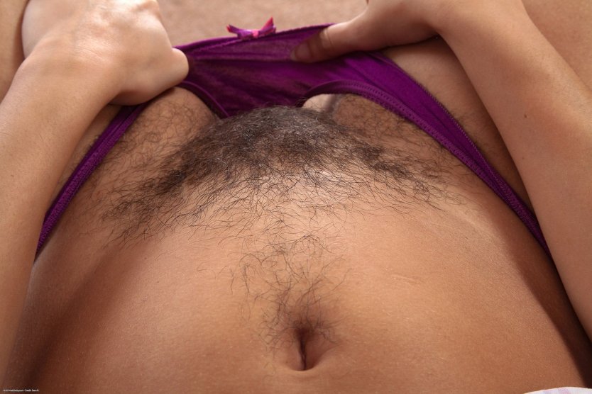 Волосики под трусиками