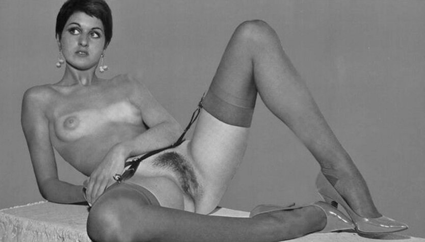 Ню бритые ретро раздвинули ноги