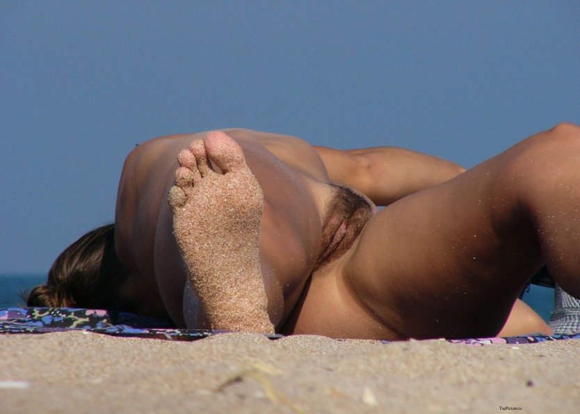 Голые нудистки раздвигают ноги