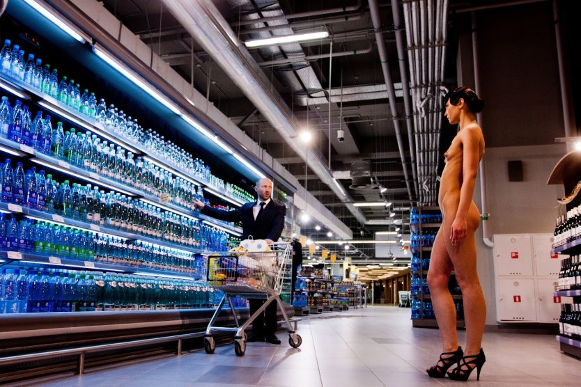 Голые люди в торговом центре