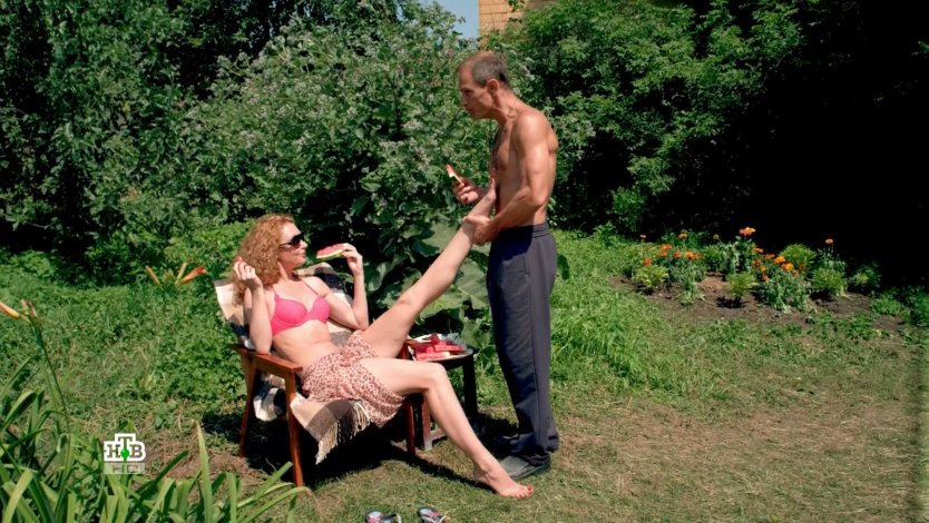 Первоклассница раздевается