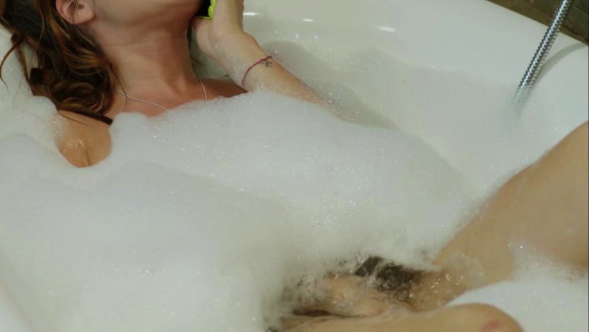 Девочка ванна шпионить