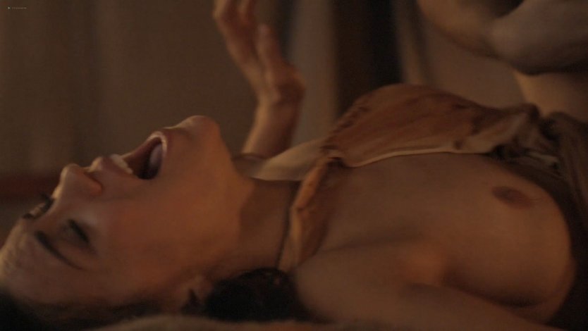 Сара Линд разделась в кино