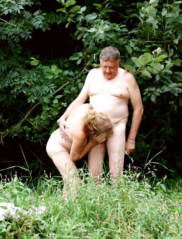 Голые зрелые пары на природе