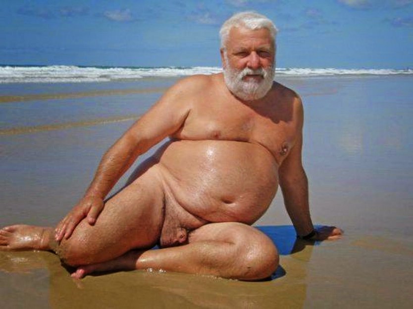 Голые толстые парни на пляже