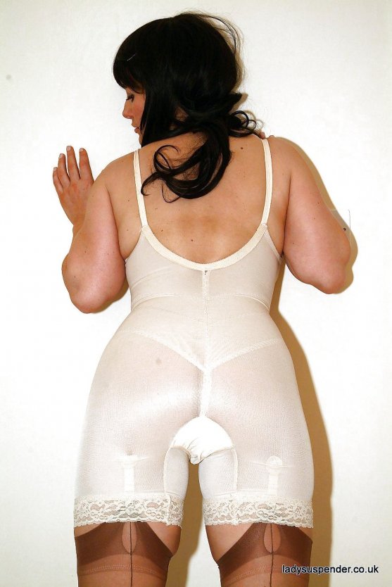 Голые женщины в прозрачных панталонах