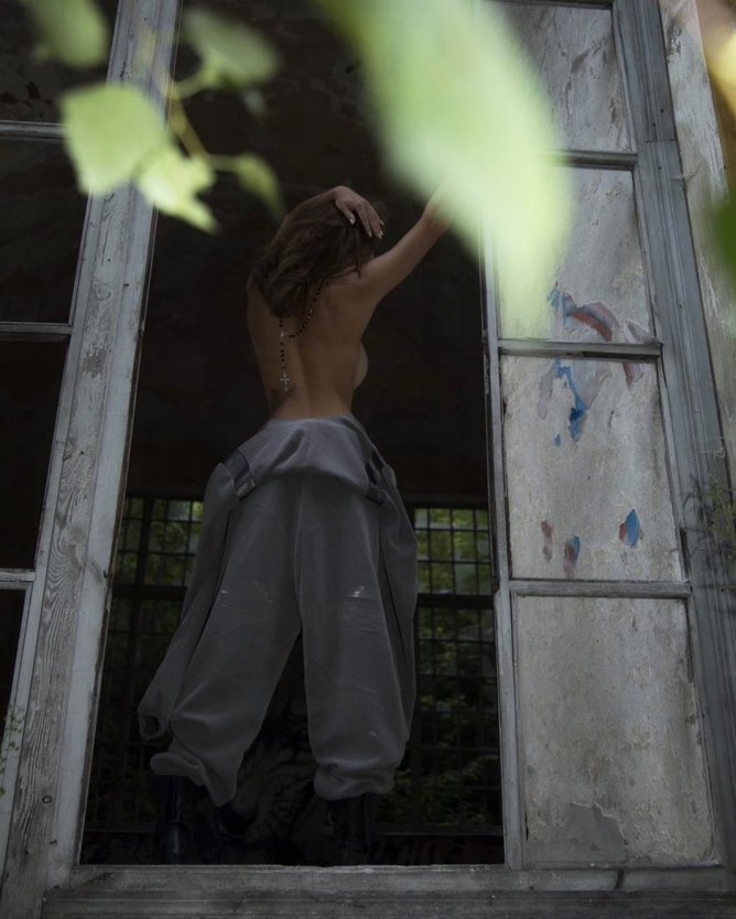 Порнозвезда Divina a стриптиз