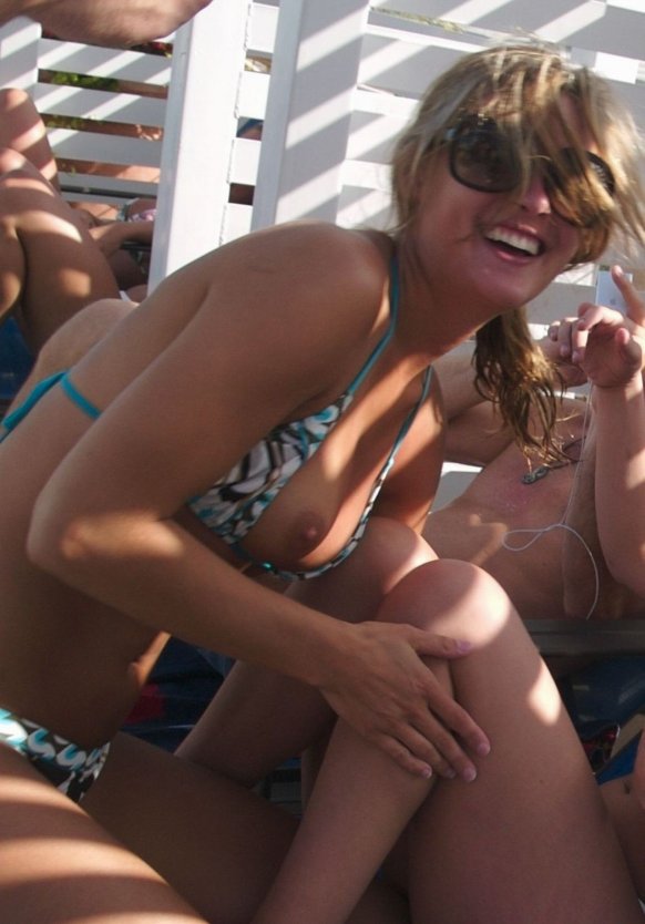 Случайно засветила грудь на пляже