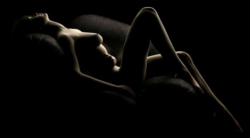 Голые девки на черном фоне