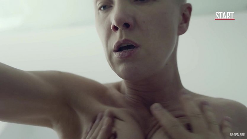 Голая Дарья Мороз в кровати