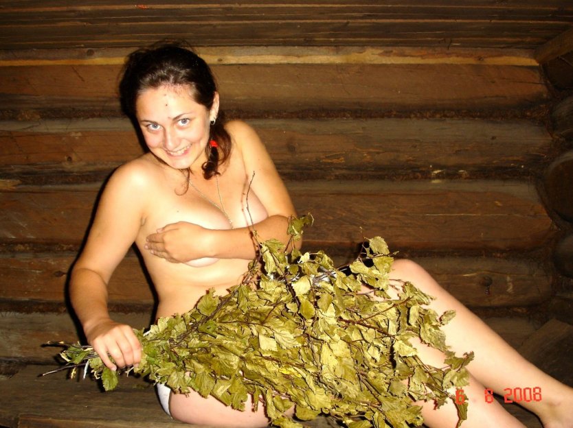 Голые женщины в деревенской бане