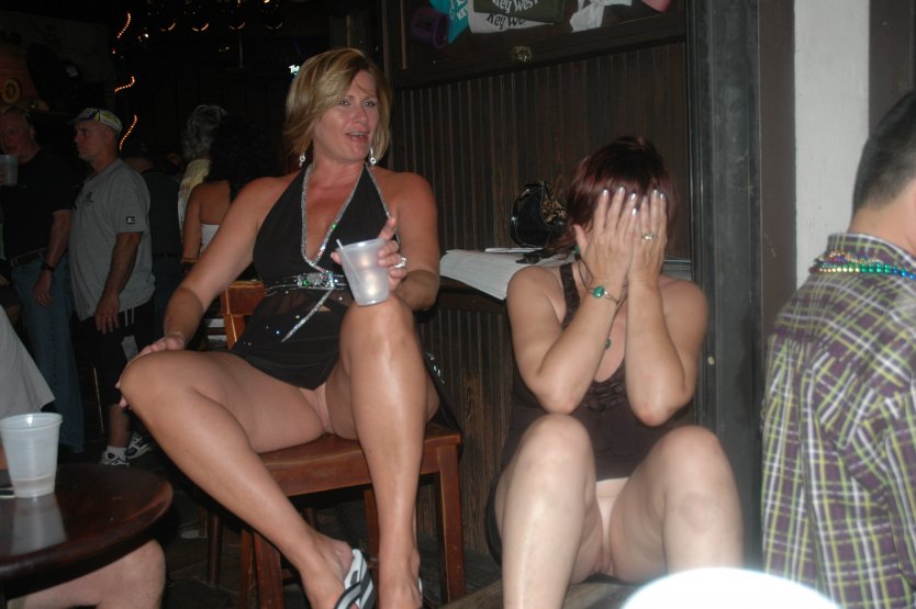Женщины без трусов на вечеринке