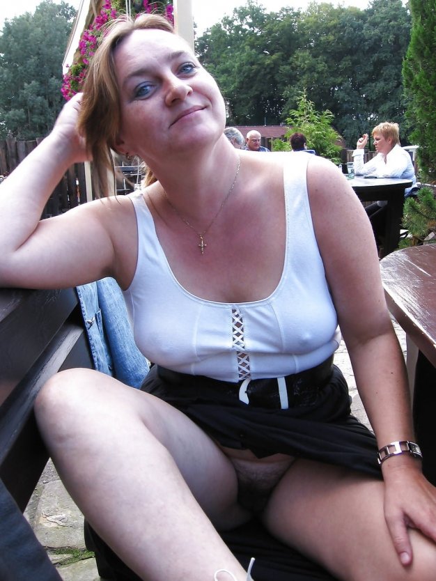 Зрелая засветила трусики