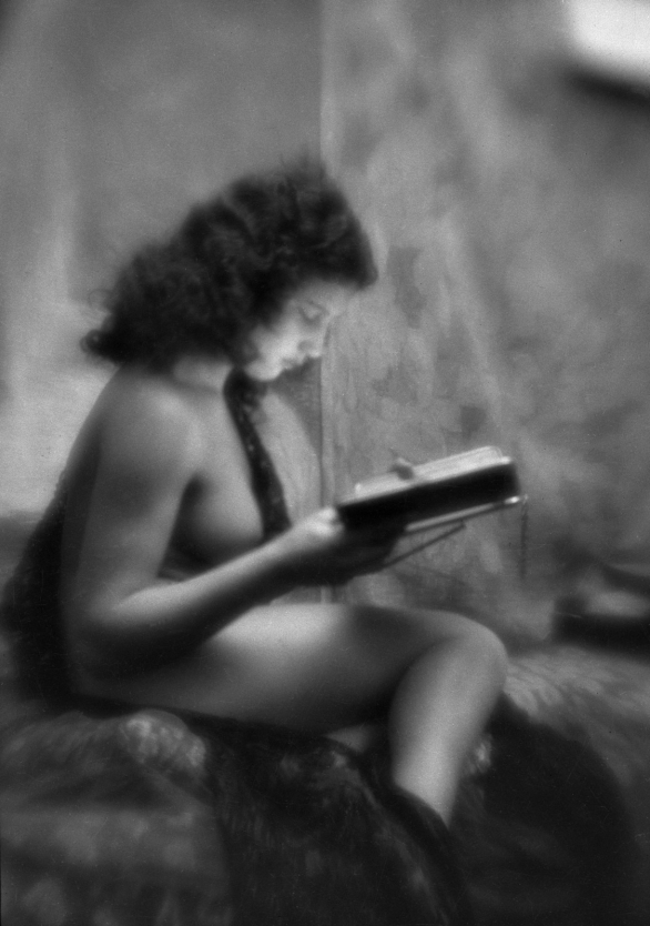 Голые молодые советские женщины