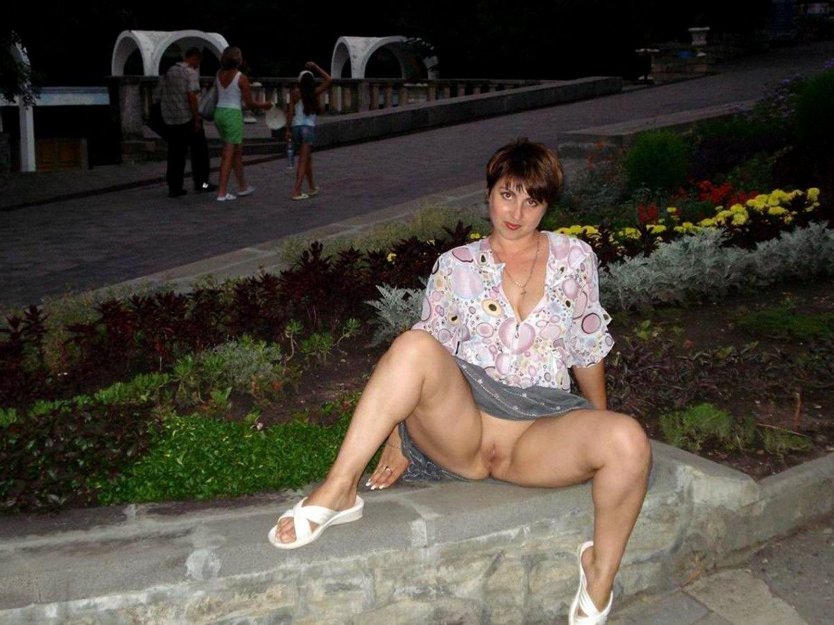 Зрелые бабы без трусов на улице