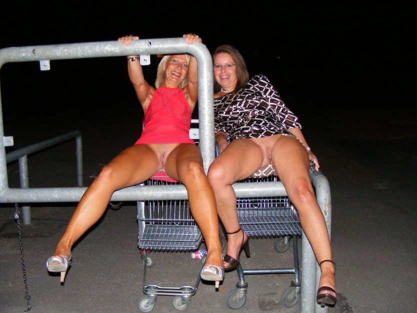 Девушки ходят без трусов