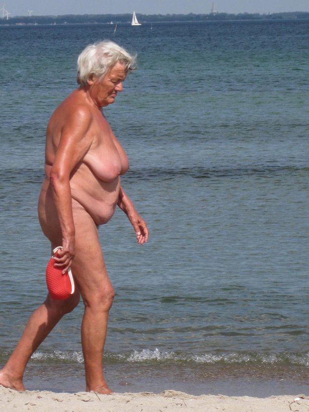 Пожилые нудистки раздвигают ноги ретро