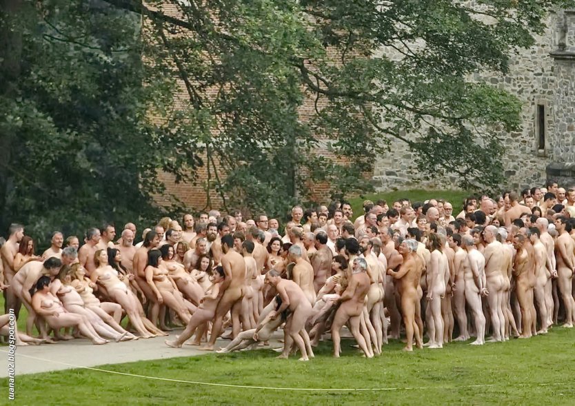 Несколько голых женщин