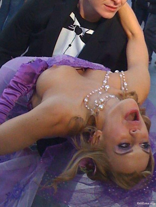 Случайное обнажение на сцене