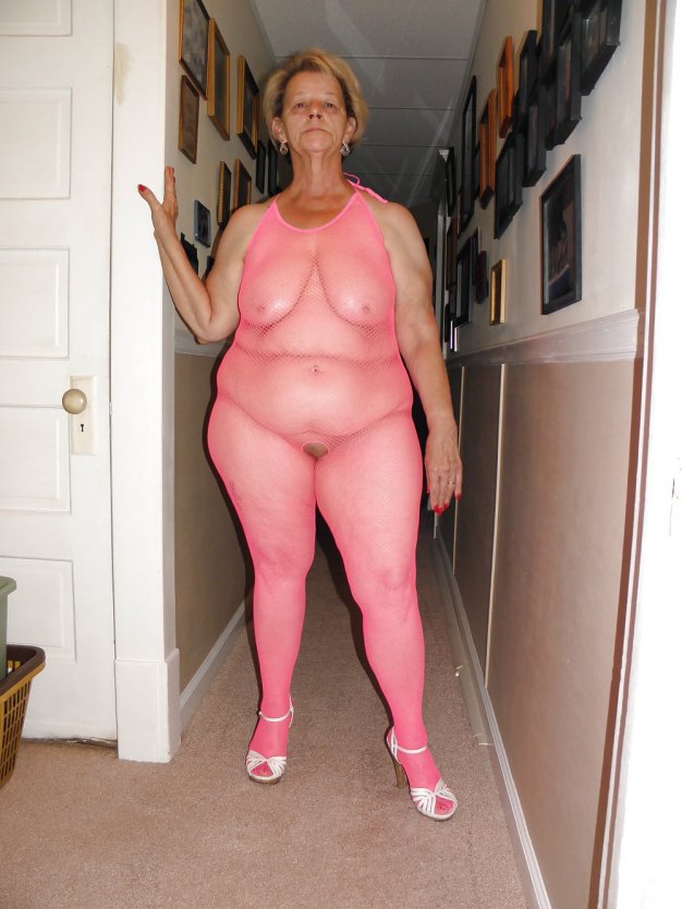 Голые пожилые с большими .бедрами