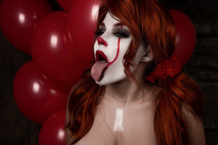 Голый косплей ПЕННИВАЙЗ