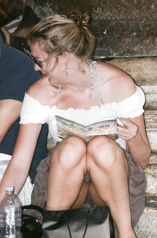 Девушки без трусиков в общественных местах