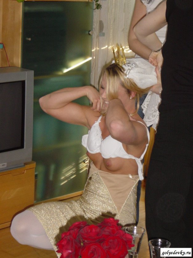 Подруга невесты без трусиков