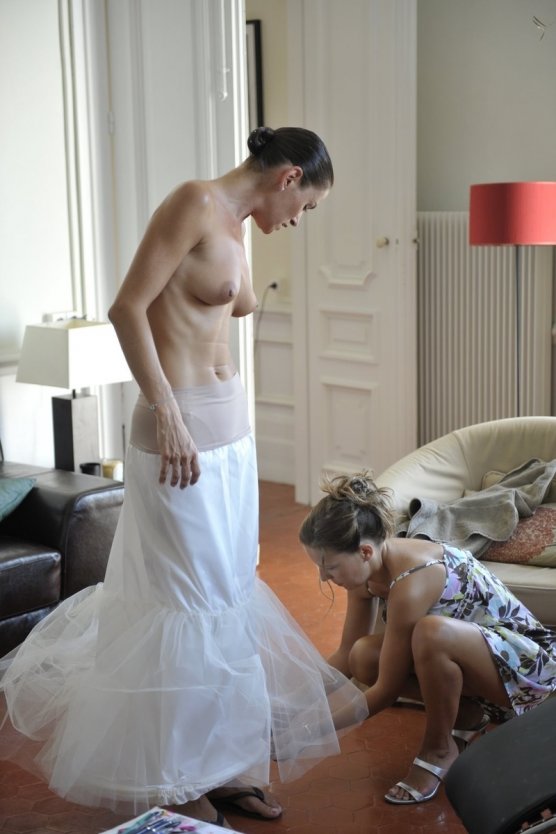 Невеста засветила грудь