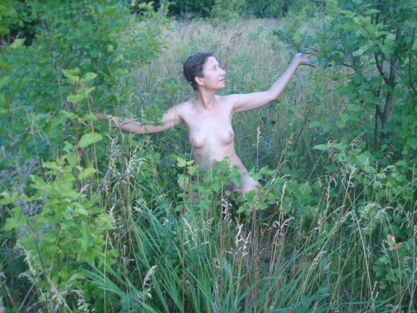 Голая гуляет в крапиве