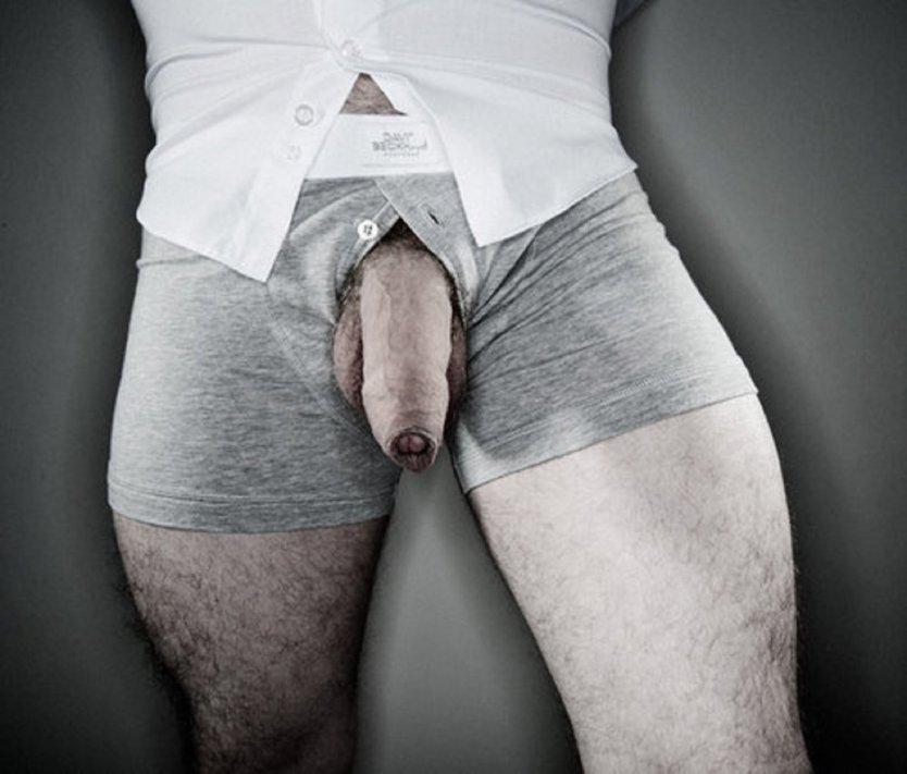 Парень засветил гениталии