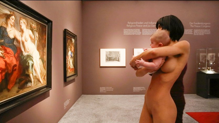 Швейцарская художница мило Муаре nude