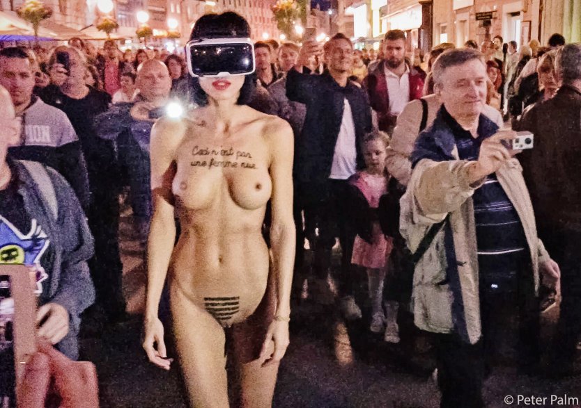 Мило Мойре голая в музее