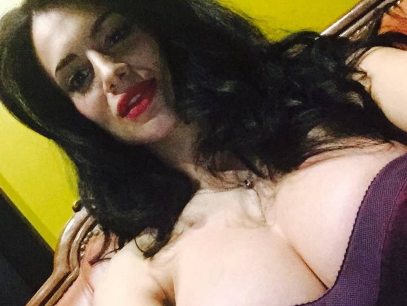 Сисястая Кристина дель Бассо