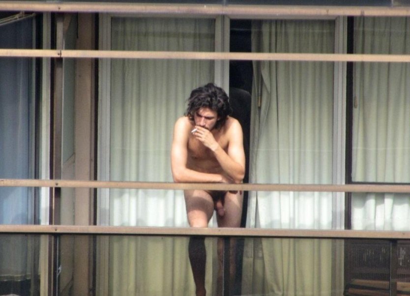 Голый парень без трусов в окне