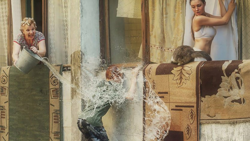 Мальчишки подглядывают за женщинами